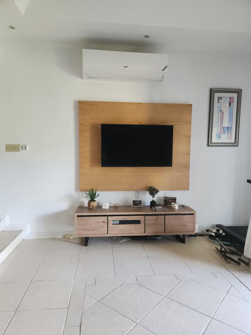 Panel de madera para televisor